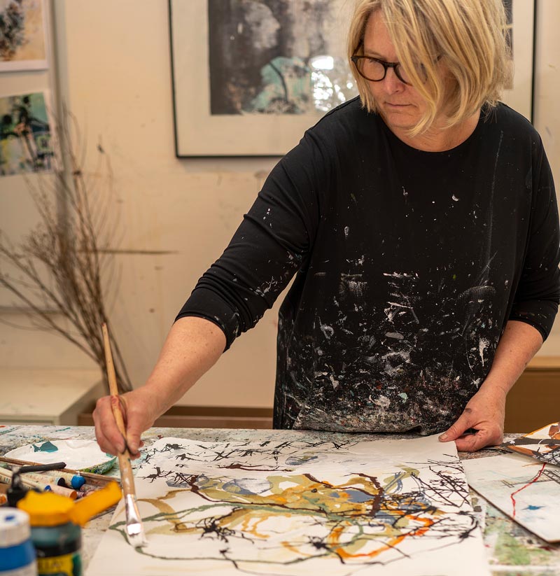 Rie Brødsgaard i hendes atelier