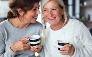 2 modne kvinder der drikker kaffe
