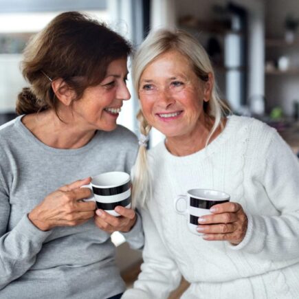 2 modne kvinder der drikker kaffe