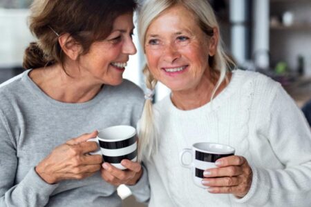 2 modne kvinder der drikker kaffe
